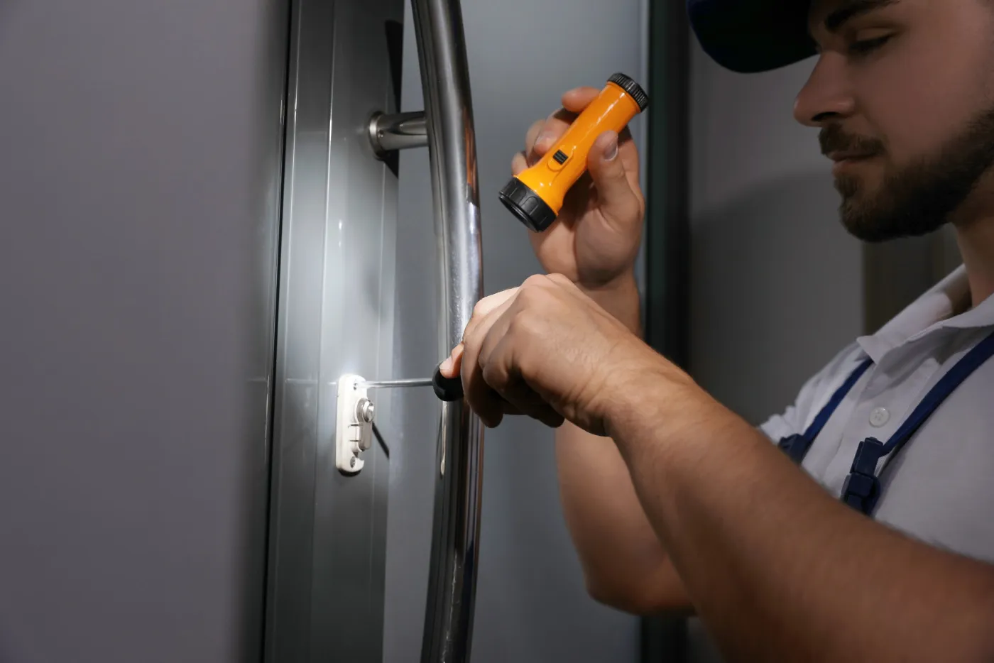 Diagnostic d'une serrure de porte blindée à la lampe à Fresnes