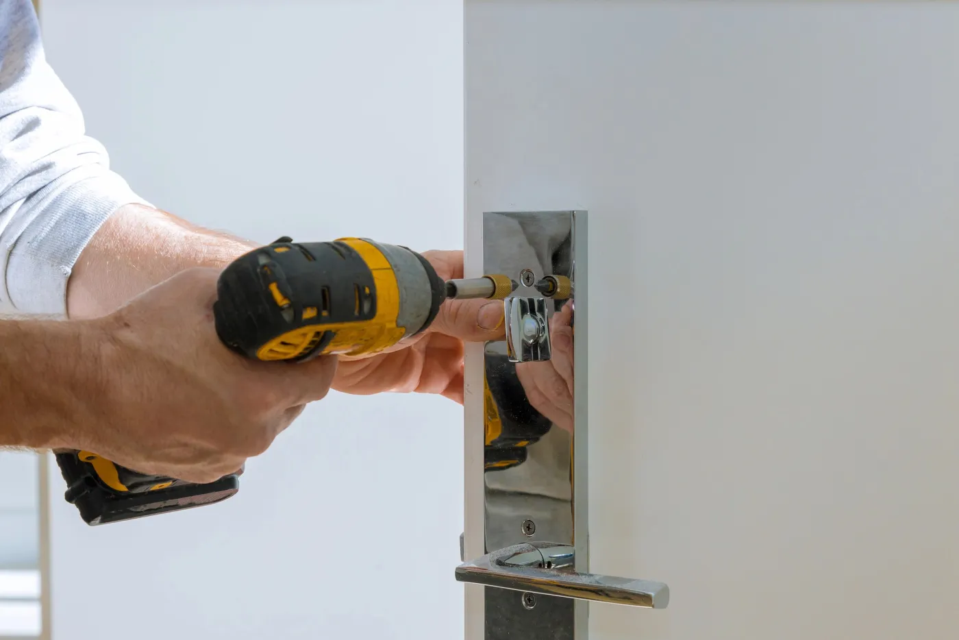 Installation d'une têtière et d'une serrure sur une porte à Fresnes